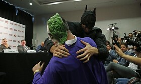 Rissa durante la conferenza stampa. Tyson Fury vestito da Batman mette ko  Joker. Freddo Klitschko - photogallery - Rai News