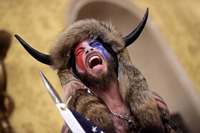 È italoamericano lo sciamano con le corna tra i protagonisti dell'assalto  al Congresso Usa - photogallery - Rai News