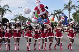 Immagini Di Donne Vestite Da Babbo Natale.Mille Modi Di Essere Babbo Natale Photogallery Rai News