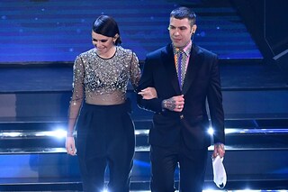 Rosso E Bagliori D Argento Nei Look Della Serata Il Meglio E Il Peggio Photogallery Rai News